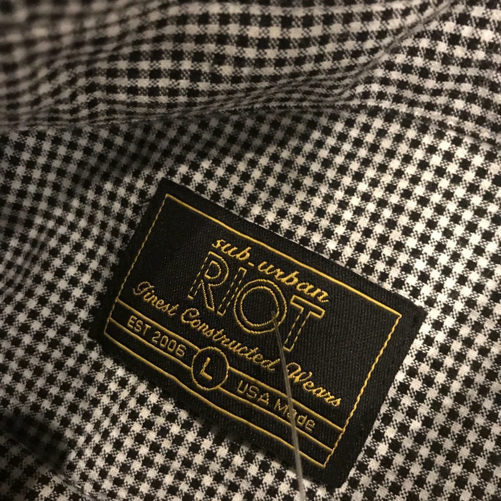 🆕 Riot Button Down - Picture 7 of 7